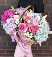 Цветочная композиция из Розы, Хризантемы, Пионы и Лизиантусы в корзине в Керчи