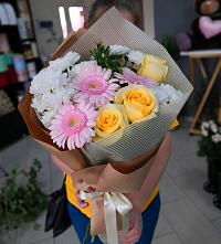 Букет цветов из:  Герберы, Розы и Хризантемы в Керчи
